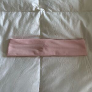 Aritzia light pink headband 
Black grip on the inside